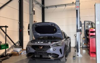 CUPRA Formentor in onderhoud bij DOUWTECH CUPRA Formentor met open motorkap in de werkplaats van DOUWTECH