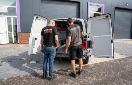 Advies bedrijfswageninrichting bij DOUWTECH Jon van DOUWTECH bekijkt samen met de klant de nieuwe Modul-System inrichting van een Volkswagen Transporter