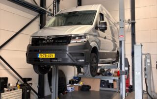 MAN TGE bus op de brug bij DOUWTECH MAN TGE bus op de brug voor onderhoud in de werkplaats van DOUWTECH in Lopik