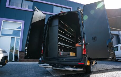 Modul-System inrichting pasbus Mercedes Sprinter pasbus met open achterdeuren en Modul-System inrichting met LED-verlichting