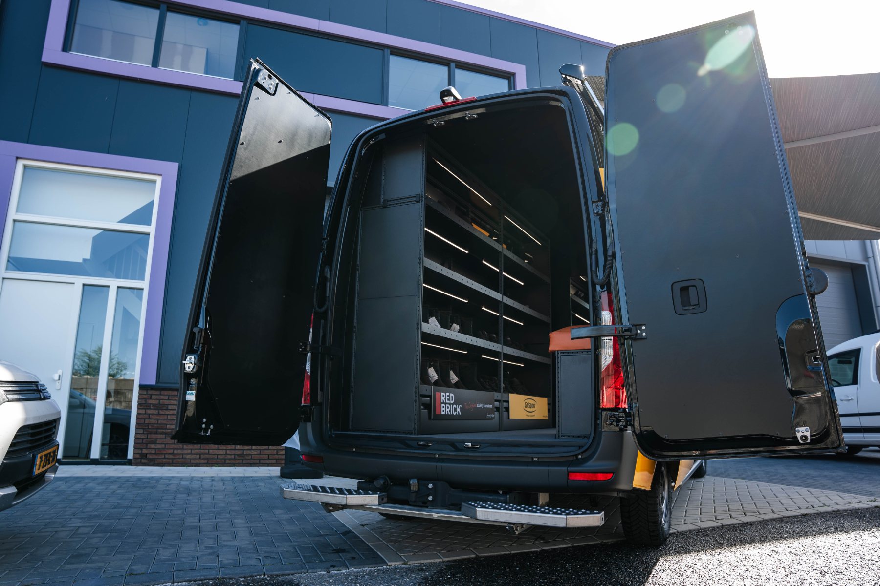 Mercedes Sprinter pasbus met open achterdeuren en Modul-System inrichting met LED-verlichting