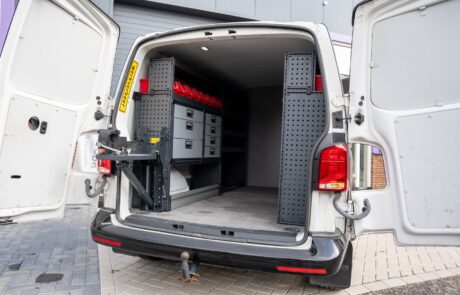 Modul-System inrichting Volkswagen Transporter Volkswagen Transporter met Modul-System inrichting: ladekasten, opbergbakken en uitklapbare bankschroef