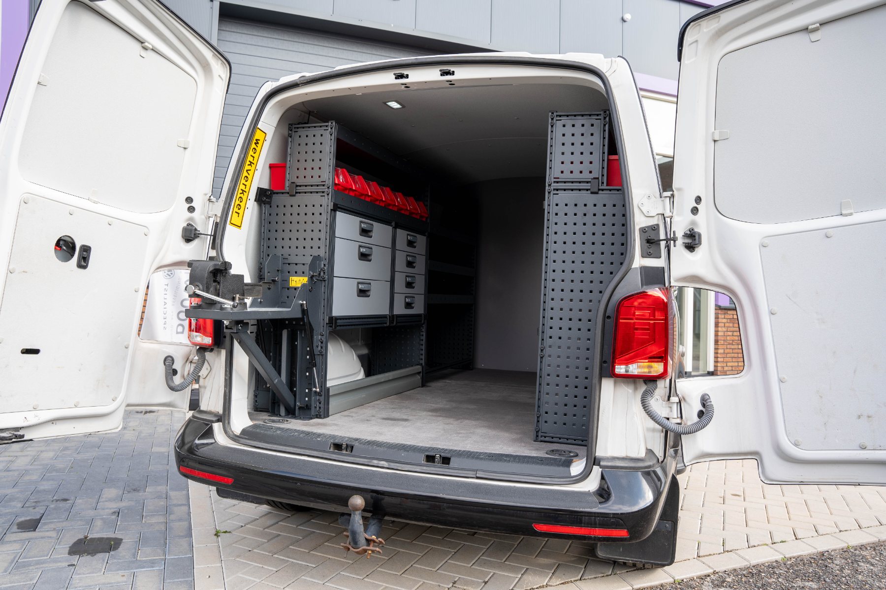 Modul-System inrichting Volkswagen Transporter Volkswagen Transporter met Modul-System inrichting: ladekasten, opbergbakken en uitklapbare bankschroef