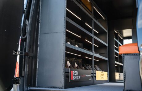 Modul-System stellingkast in bedrijfswagen Modul-System stellingkast met LED-verlichting achterin een ingerichte bedrijfswagen