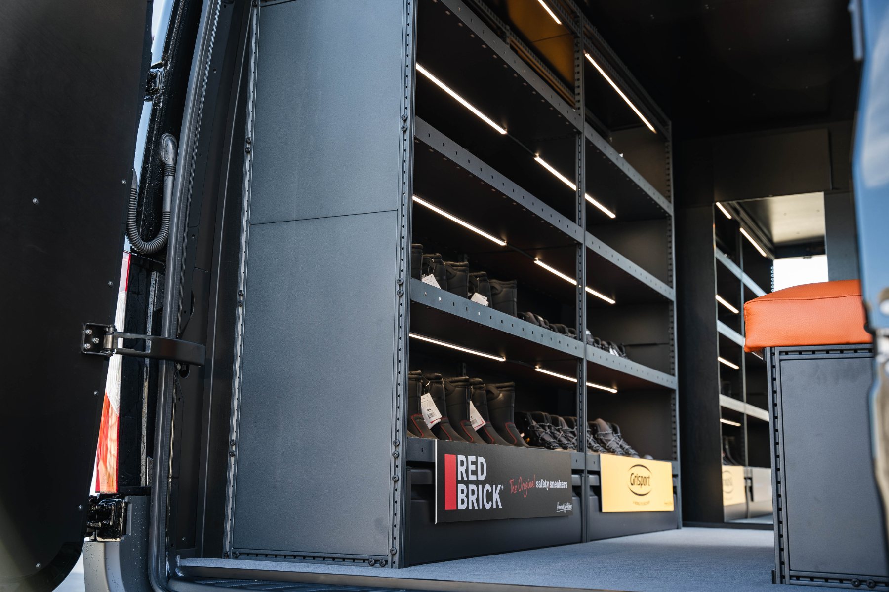 Modul-System stellingkast in bedrijfswagen Modul-System stellingkast met LED-verlichting achterin een ingerichte bedrijfswagen