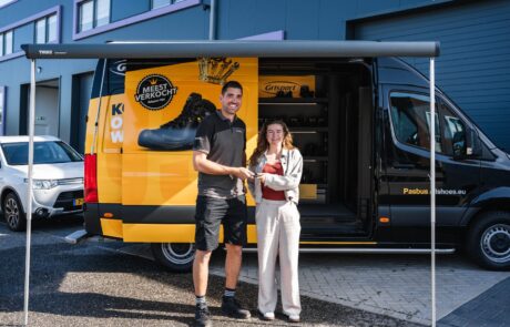 Oplevering pasbus door DOUWTECH Sleuteloverdracht van een volledig ingerichte pasbus door DOUWTECH