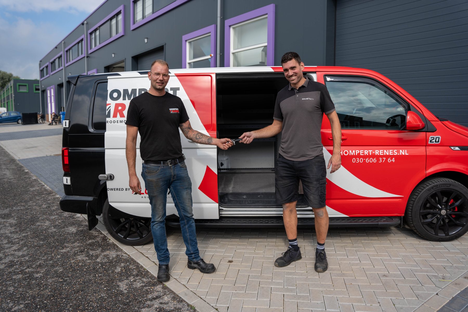 Oplevering Volkswagen Transporter door DOUWTECH Sleuteloverdracht van een ingerichte Volkswagen Transporter door Jon van DOUWTECH