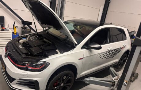 Volkswagen Golf GTI op de brug bij DOUWTECH Volkswagen Golf GTI met open motorkap op de brug in de werkplaats van DOUWTECH