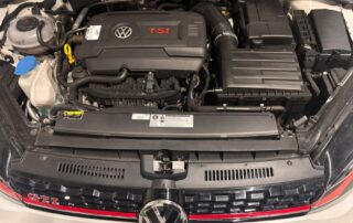 Golf GTI TSI motor, onderhoud en tuning Motorruimte van een Volkswagen Golf GTI met TSI motor bij DOUWTECH