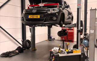 Versnellingsbak reparatie Volkswagen Tiguan Volkswagen Tiguan op de brug tijdens reparatie van de versnellingsbak bij DOUWTECH