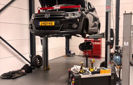 Versnellingsbak reparatie Volkswagen Tiguan Volkswagen Tiguan op de brug tijdens reparatie van de versnellingsbak bij DOUWTECH