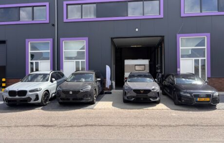 Werkplaats DOUWTECH in Lopik Werkplaats van DOUWTECH aan de Mobilisatieweg in Lopik met auto’s en een caravan